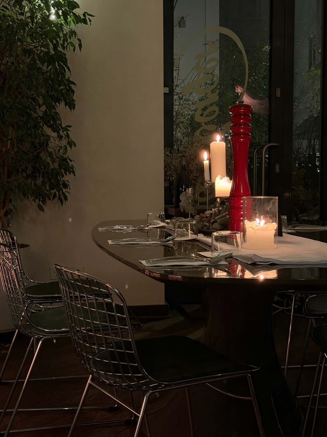 Gedeckter Tisch bei Kerzenlicht im Nørdis