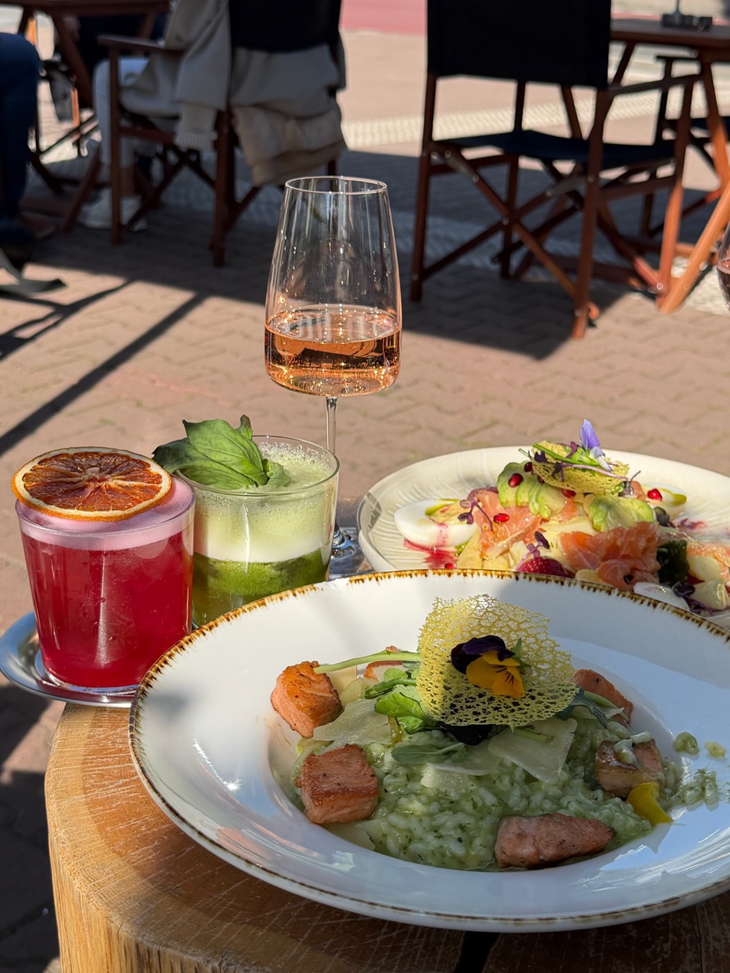 Angerichtetes Risotto mit Lachs